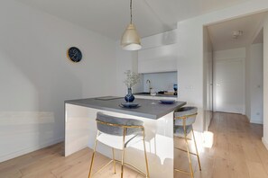 Deluxe Apartment, River View | Private kitchenette