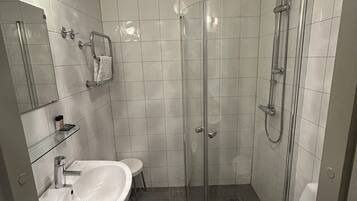 Superior Double Room, Private Bathroom | Bathroom | Towels, soap, shampoo, toilet paper