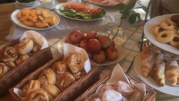 Free daily buffet breakfast