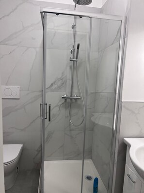 シャワー、ヘアドライヤー、ビデ、タオル