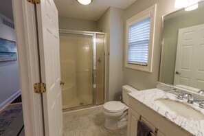 Doccia, vasca idromassaggio, asciugacapelli, asciugamani