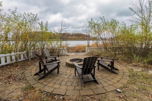 Lakefront 3-story beauty in Beachwalk Resort