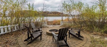 Lakefront 3-story beauty in Beachwalk Resort