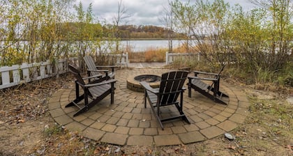 Lakefront 3-story beauty in Beachwalk Resort