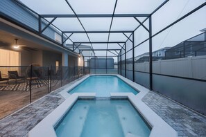 Una piscina al aire libre, una piscina climatizada