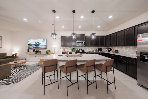 Fridge, microwave, oven, stovetop - Luxury 10 Bed w/Pool, Home Theater, & Gameroom! (Davenport)