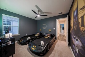 10 habitaciones, escritorio y tabla de planchar con plancha