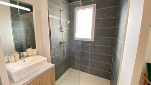 Dusch, hårtork och toalettpapper