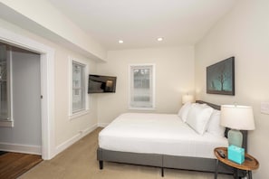 3 bedrooms, iron/ironing board, travel cot, WiFi - Seek Tranquility at Loveland Landing! (Loveland)