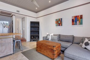 Téléviseur connecté, livres, imprimante