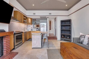 Kylskåp, mikrovågsugn, ugn och spishäll