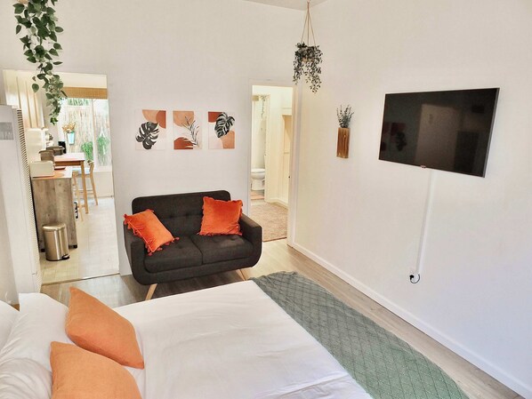 Desk, iron/ironing board, WiFi, bed sheets