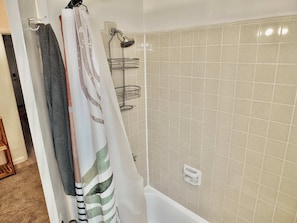 Douche, sèche-cheveux, serviettes fournies, shampoing