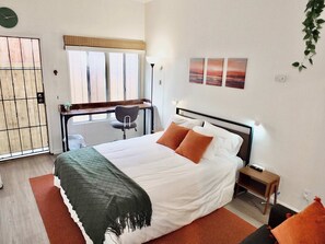 Escritorio, tabla de planchar con plancha, wifi y ropa de cama 