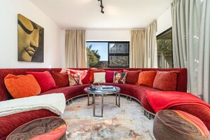 Suite | 2 bedrooms - Charming Garden Cottage-campsbay (Cape Town)