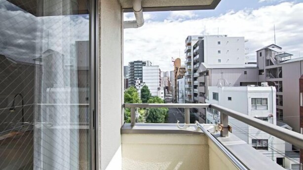A balcony with a view of surrounding buildings and a clear sky. - Daikoku Apartment 603 - Namba Apt3 minJR Imamiya/Daikokucho St/Veranda (Osaka)