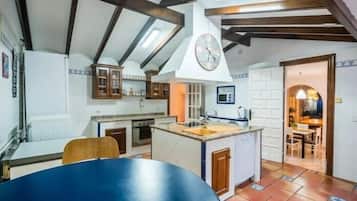 Een koelkast, een magnetron, een oven, een koffiezetapparaat/waterkoker