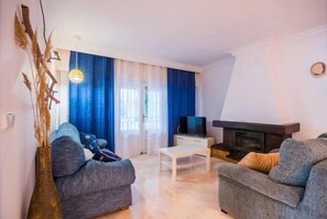 Televisie en een open haard