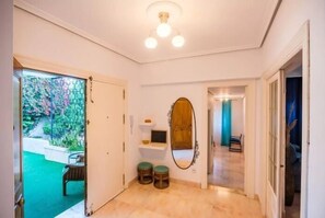 4 bedrooms, iron/ironing board, internet