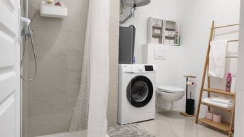 Douche, serviettes fournies, savon, papier toilette