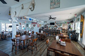 Dining - The Turtle Nest – Resort Condo w/ Pool! (Panama City Beach)