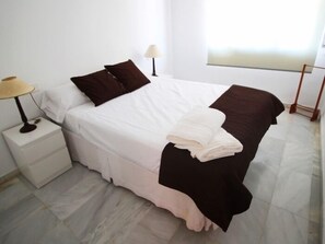 2 bedrooms, iron/ironing board, bed sheets