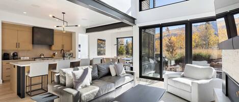 تلفزيون، مدفأة، ستيريو، مكتب