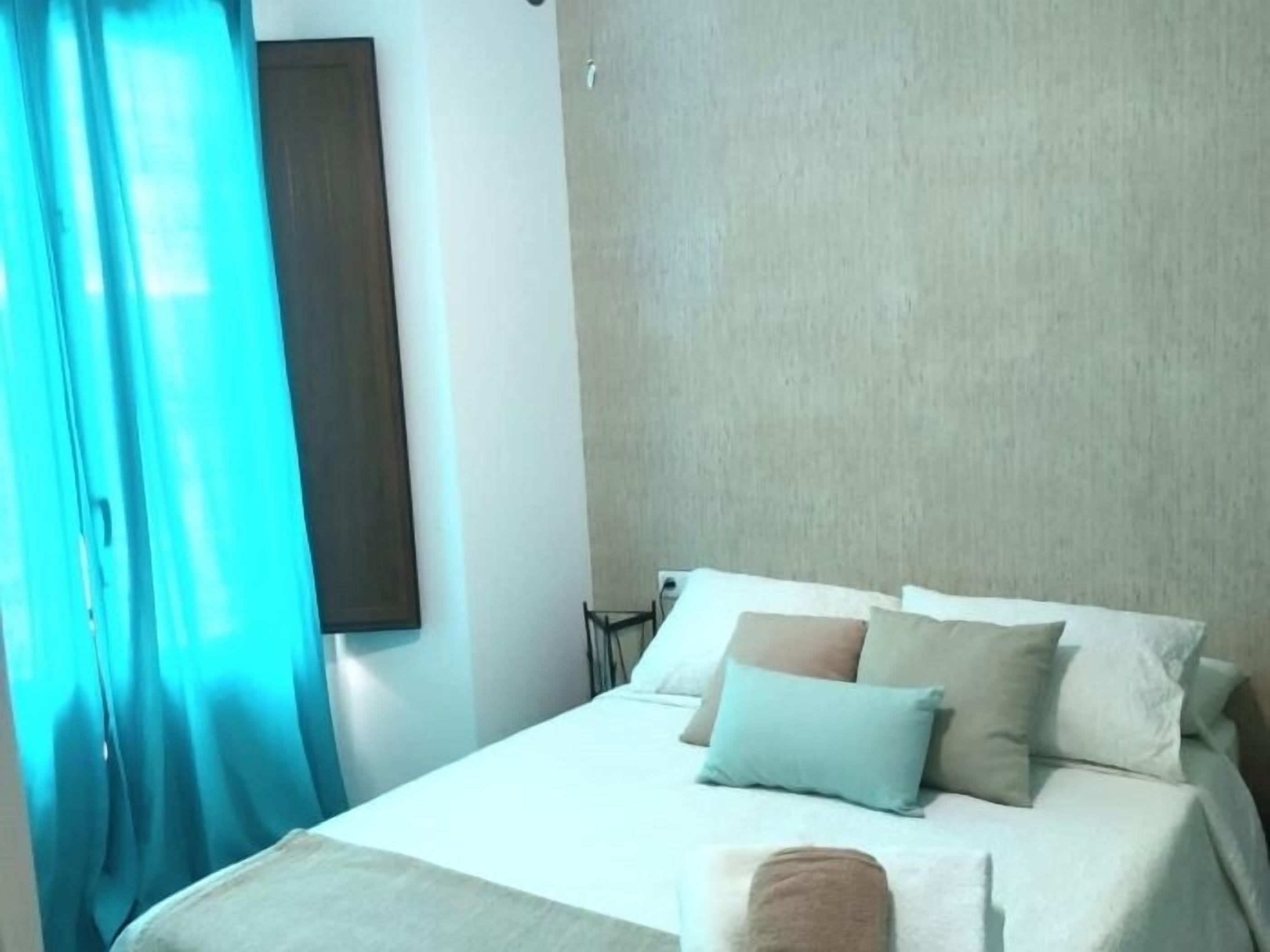 2 bedrooms, iron/ironing board, internet