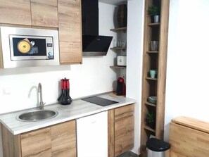 Kylskåp, mikrovågsugn, ugn och kaffe- och tebryggare