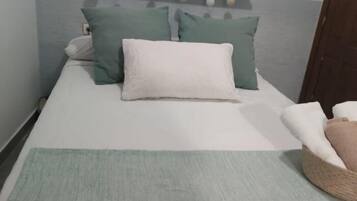 2 bedrooms, iron/ironing board, internet