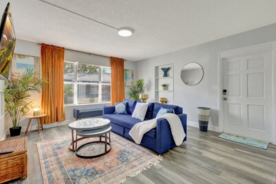 Marina Breeze! Charming 4-bedroom  in delightful West Palm Beach with AC, WiFi