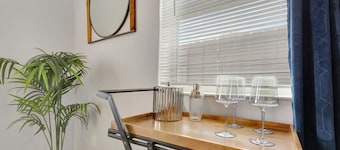 Marina Breeze! Charming 4-bedroom in delightful West Palm Beach with AC, WiFi