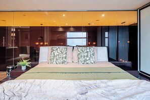 2 chambres, bureau, fer et planche à repasser, lit parapluie