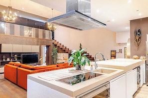 Réfrigérateur, micro-ondes, four, plaque de cuisson