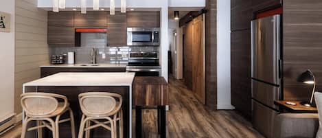 Refrigerador, microondas, horno, placa de cocina