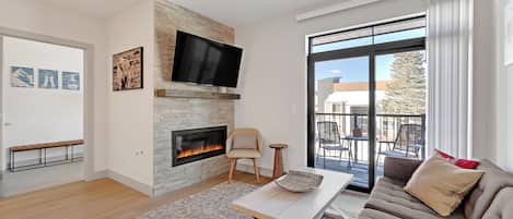 Televisión y chimenea