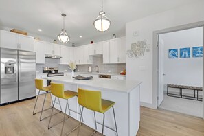 Fridge, microwave, oven, stovetop - Modern 2BR Condo In Silverthorne! (Silverthorne)