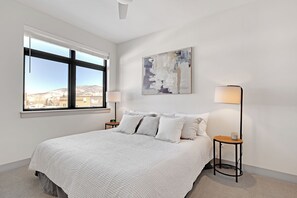 2 bedrooms, desk, Internet, bed sheets