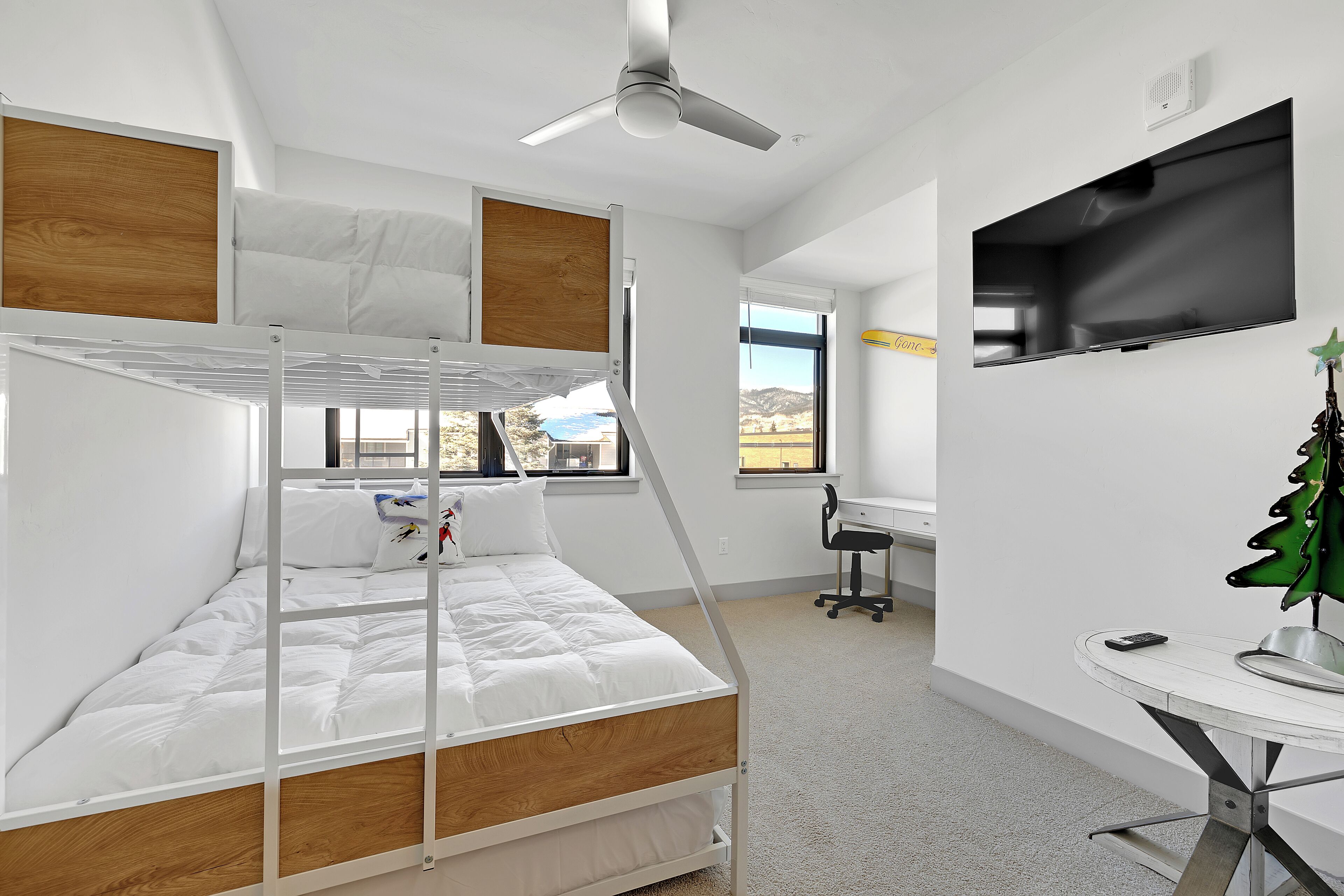 2 bedrooms, desk, internet, bed sheets