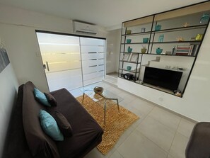 Smart TV, livros, aparelho de som