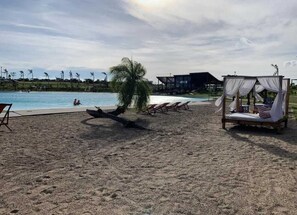 Camastros y toallas de playa