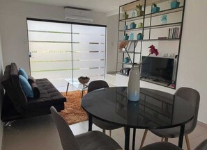 Smart TV, libros y estéreo