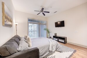 1 slaapkamer, een bureau, een strijkplank/strijkijzer, gratis wifi