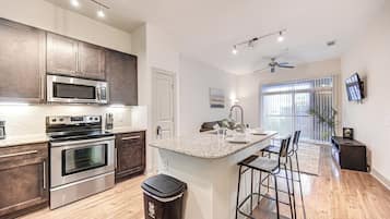 Kylskåp, mikrovågsugn, ugn och spishäll