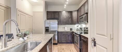 Frigorifero, microonde, forno, piano cottura