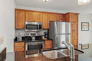 Køleskab, mikrobølgeovn, ovn, kogeplade