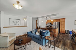 TV, fireplace - Phoenix 221 – Stylish Comfort Across from Steamboat Resort! (Steamboat Springs)