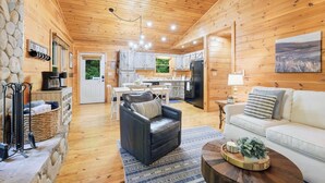 L’intérieur d’un chalet confortable comprend un salon, un coin repas et une cuisine.