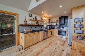 Fridge, microwave, oven, stovetop - Your Get Away in Ellijay- River Resort w/ Hot Tub! (Ellijay)