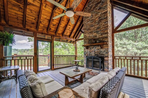 Your Get Away in Ellijay- River Resort w/ Hot Tub!